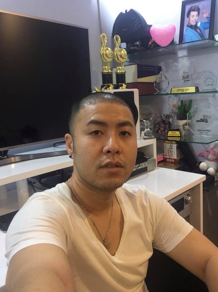 Trước đó, vào giữa năm 2018, Akira Phan từng cho biết anh đã tăng 13kg trong vòng 2-3 tháng sau lần mổ đầu gối. Thời điểm đó, nam ca sĩ khẳng định anh sẽ hút mỡ bụng, các bắp tay, chỉnh hình một số đường nét trên mặt để lấy lại dáng vẻ xưa kia.