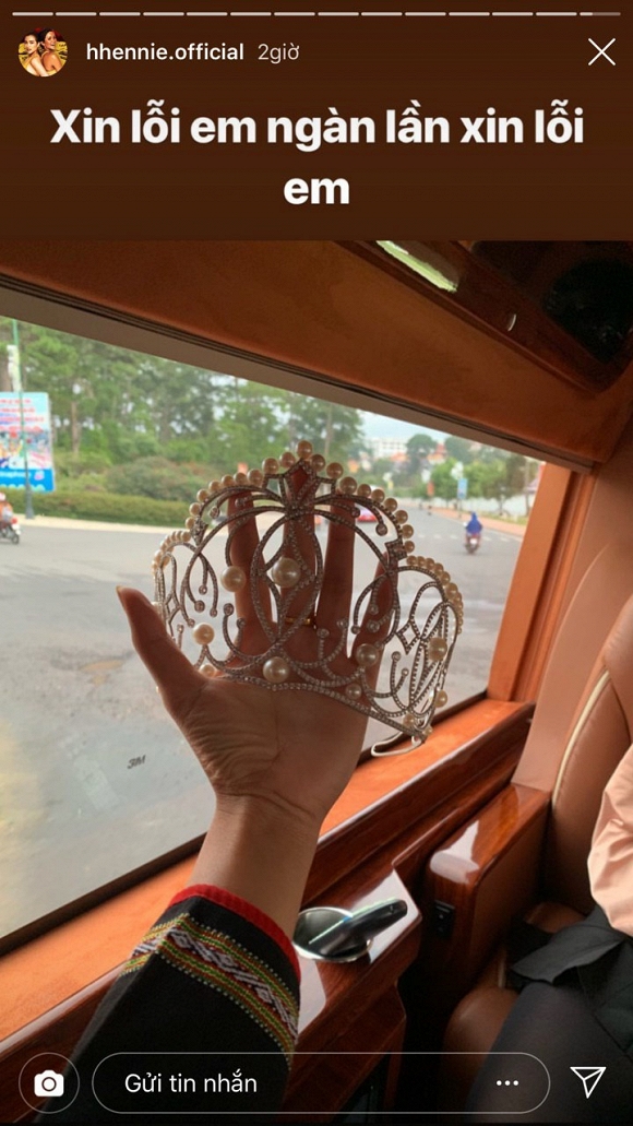 H'Hen Niê đau xót vì lỡ làm hư chiếc vương miện. May mắn đây chỉ là chiếc mô phỏng hàng thật.