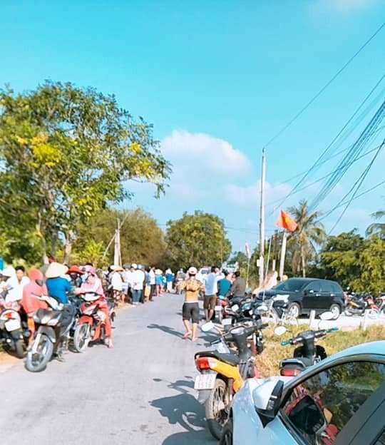 Người dân theo dõi vụ việc.