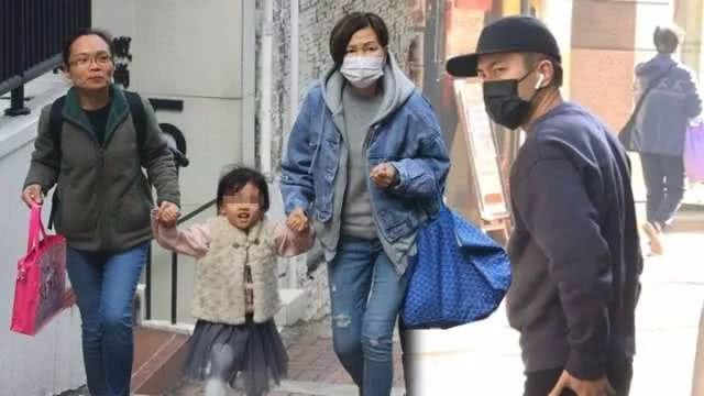 Lưu Khải Uy ít xuất hiện hơn hẳn và nhiều lần bị bắt gặp đi dẫn con gái đi chơi.