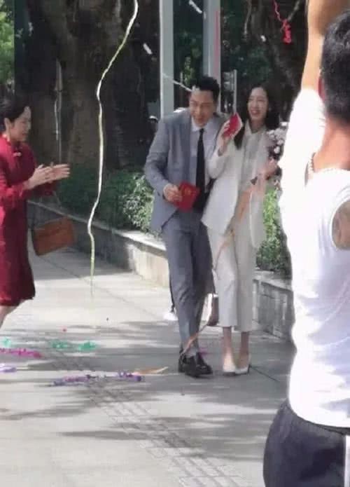 Gần đây, có người bắt gặp Lưu Khải Uy và nữ diễn viên Trần Đô Linh xuất hiện ở Cục Dân Chính với vẻ mặt vui mừng và cuốn sổ đỏ trên tay. Được biết, Lưu Khải Uy và Trần Đô Linh đang hợp tác trong 1 bộ phim và vào vai 1 đôi tình nhân ngọt ngào.