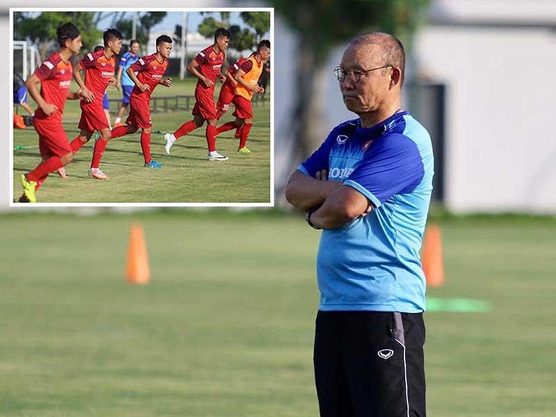 HLV Park Hang-seo lo lắng chăm sóc các cầu thủ trẻ cho chiến dịch vàng SEA Games 30. Ảnh: NG.DUNG