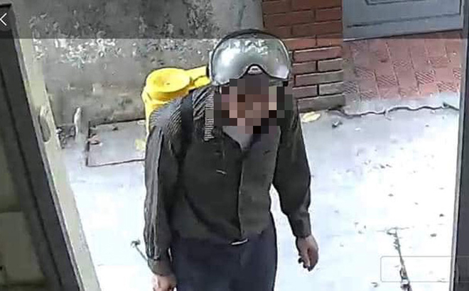 Người đàn ông vào nhà anh T. phun thuốc muỗi sáng 11/7.