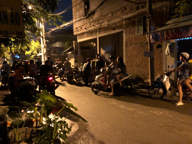 Nhiều người dân dừng xe theo dõi sự việc sau đó