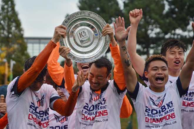 Nguyễn Hữu Khôi (ngoài cùng phải) từng đá cho Siheung City FC tại Giải hạng 4 của Hàn Quốc và giành chức vô địch năm 2018. Tuy nhiên, chính CLB này cũng đem lại rắc rối cho tiền đạo người Thái Bình.