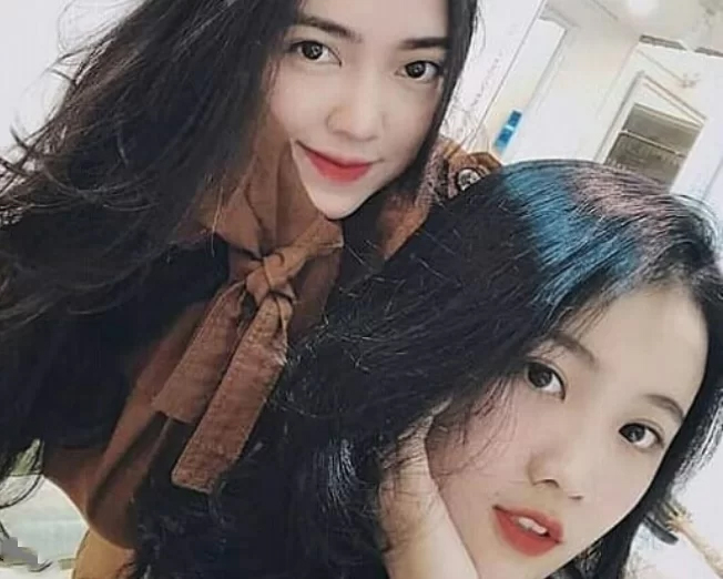 Bạn gái Đức Chinh (trên) và bạn gái Đoàn Văn Hậu. Ảnh: Instagram.
