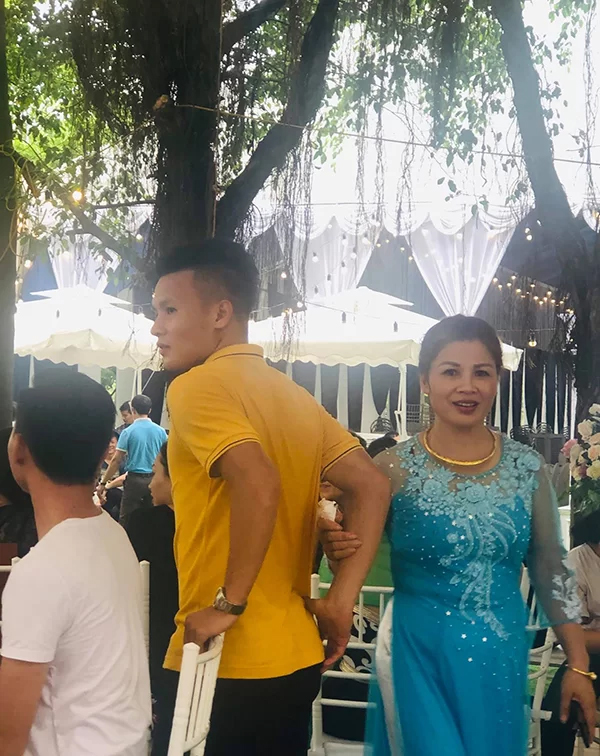 Quang Hải và mẹ trong đám cưới của anh trai. Ảnh: Đắc Văn.
