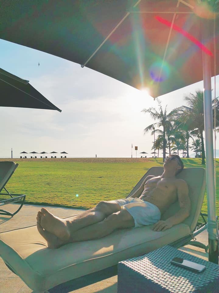 Nam ca sĩ đang tận hưởng những ngày nghỉ ngơi, thư giãn nhưng cũng không quên thả thính: 