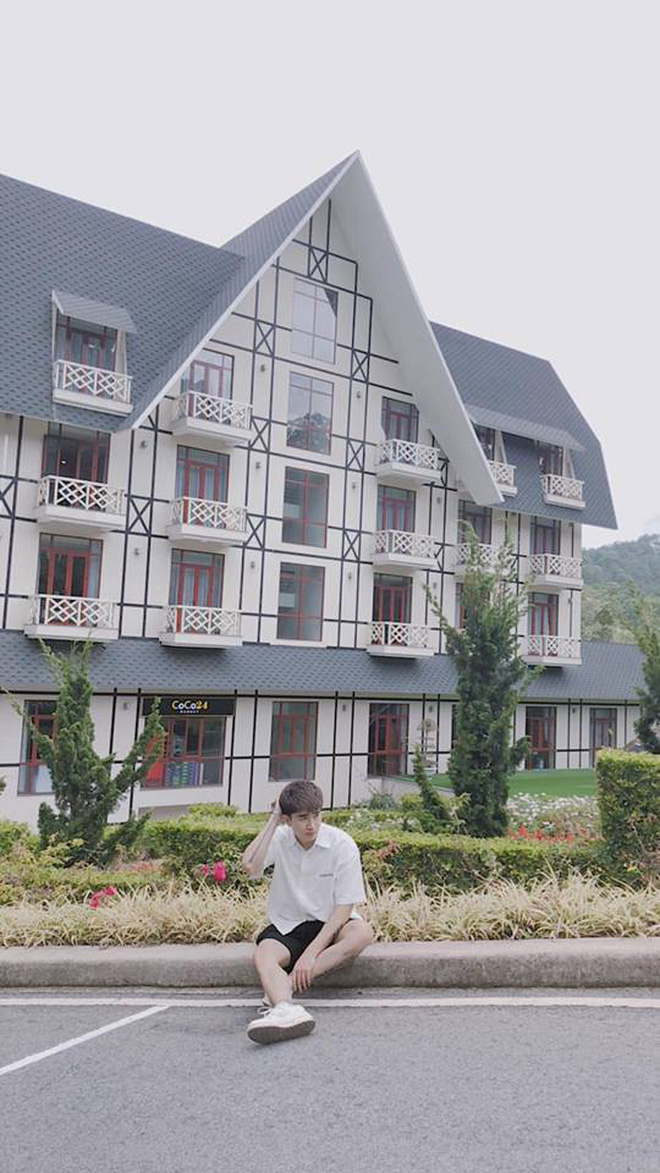 Cùng check in tại một địa điểm.