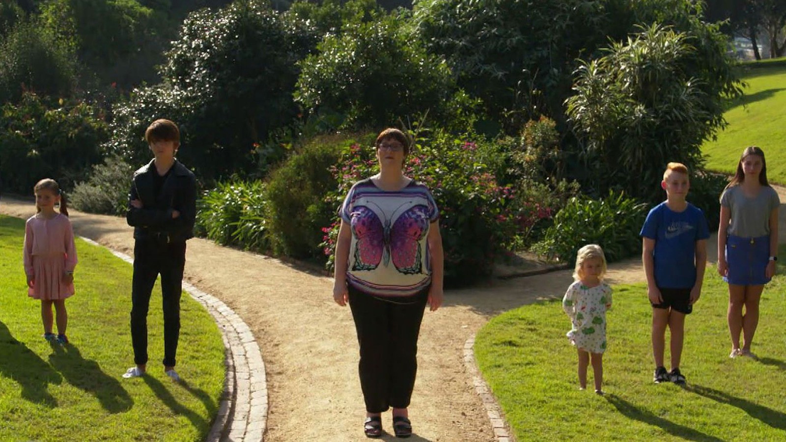 Bức ảnh miêu tả Jeni (giữa) và 1 số nhân cách của cô.