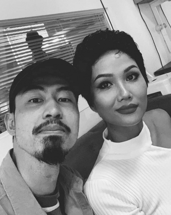 Mối quan hệ thân thiết giữa Đen Vâu và H'Hen Niê vẫn luôn nhận được nhiều sự ủng hộ từ khán giả bởi cả hai đều sở hữu tính cách mộc mạc, chân chất.