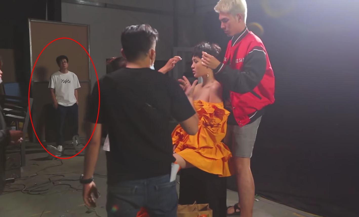 Cách đây vài ngày, khán giả còn tinh ý phát hiện Bùi Anh Tuấn âm thầm tới hậu trường quay MV ủng hộ Hiền Hồ.