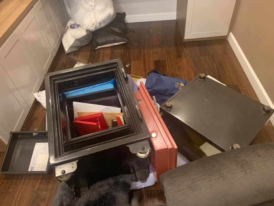 Hai chiếc két sắt trong phòng ngủ Nhật Kim Anh bị trộm dùng xà beng cạy phá.