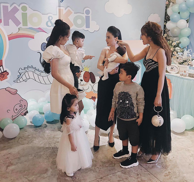 Đội hình nhóm Mây Trắng tái ngộ, Hải Băng đã tay xách nách mang 4 nhóc tỳ đáng yêu. Cô vừa hạ sinh con trai thứ 3 cho ông xã Thành Đạt.