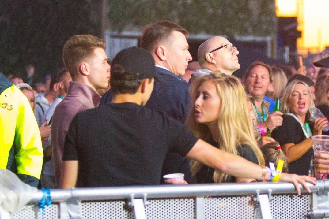 Tại nơi đông người thì hai người vẫn giữ khoảng cách với nhau