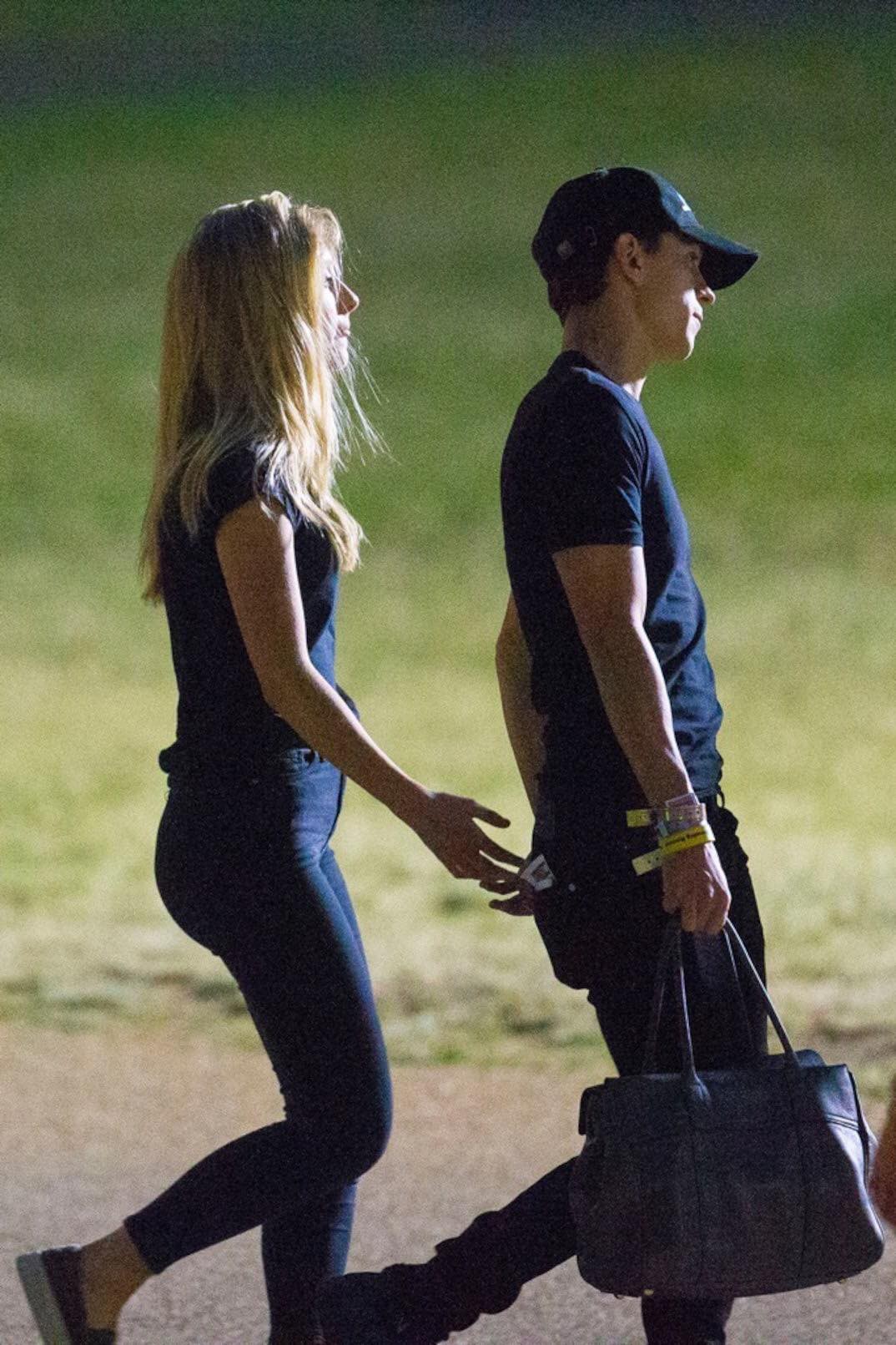 Nhưng ở nơi vắng vẻ thì lại thân mật quá mức