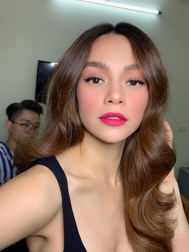 Cô nàng nhiều lần bị lôi tên vào câu chuyện tình của Cường Đô La và Đàm Thu Trang, tuy nhiên không chọn cách giữ im lặng mà thẳng thắn đáp trả.