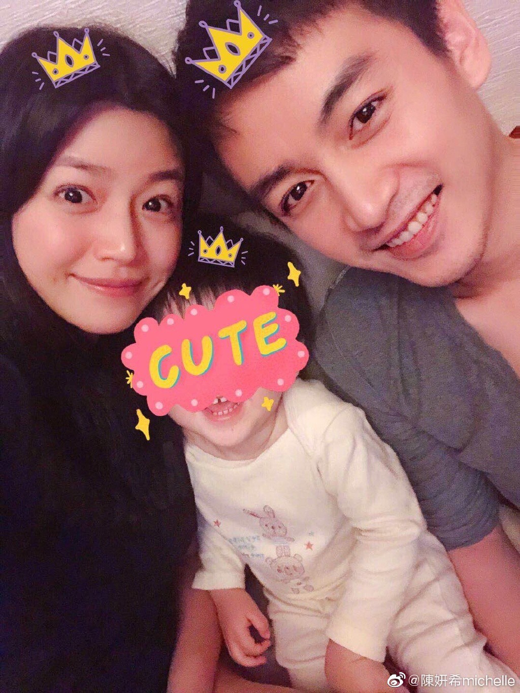 Trần Nghiên Hy đăng hình thể hiện gia đình hạnh phúc trong sinh nhật Trần Hiểu ngày 5/7 vừa qua.