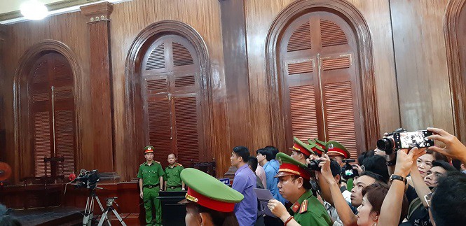 Phiên tòa thu hút đông đảo báo chí kết thúc với bản án nay bị kháng nghị và kháng cáo. Ảnh: Tân Châu