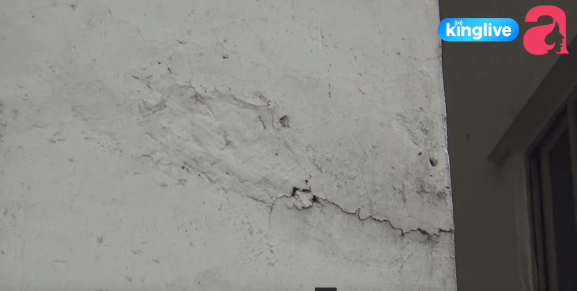 Nhiều mảng tường bong tróc
