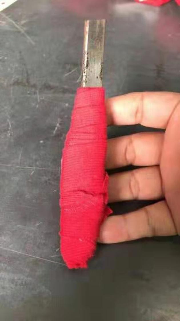 Cận cảnh lưỡi dao đâm Nhậm Đạt Hoa.