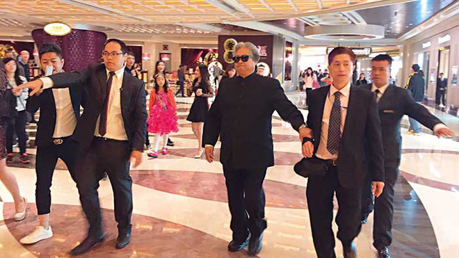 Các minh tinh nổi tiếng thường không thoải mái khi bị người hâm mộ bất ngờ lao tới tiếp cận nhưng Nhậm Đạt Hoa thì ngược lại.