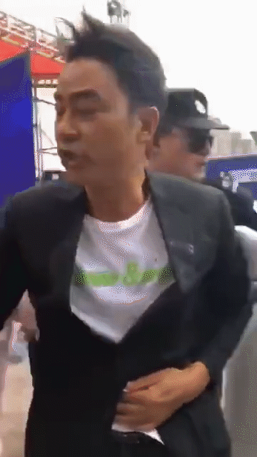 Nhậm Đạt Hoa vẫn giữ bình tĩnh sau khi bị tấn công.