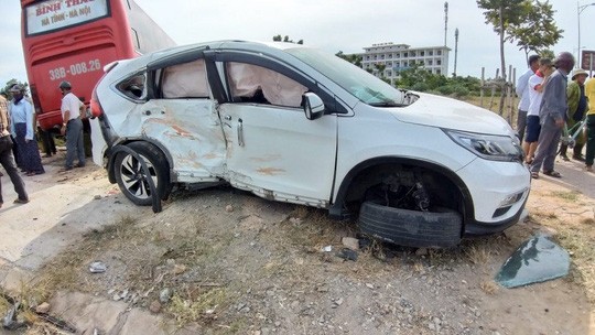 Chiếc ô tô 7 chỗ bị xe khách giường nằm tông bay lên vỉa hè - Ảnh: Facebook