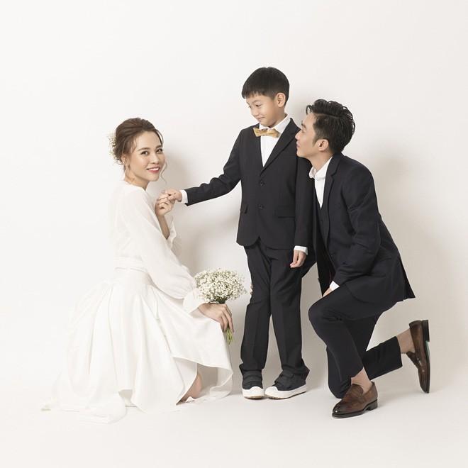 Subeo nắm tay Đàm Thu Trang, không hề giữ khoảng cách với vợ sắp cưới của bố