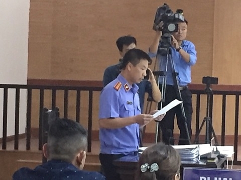 Đại diện Viện KSND đọc bản luận tội các bị cáo. Ảnh: Phapluatplus.