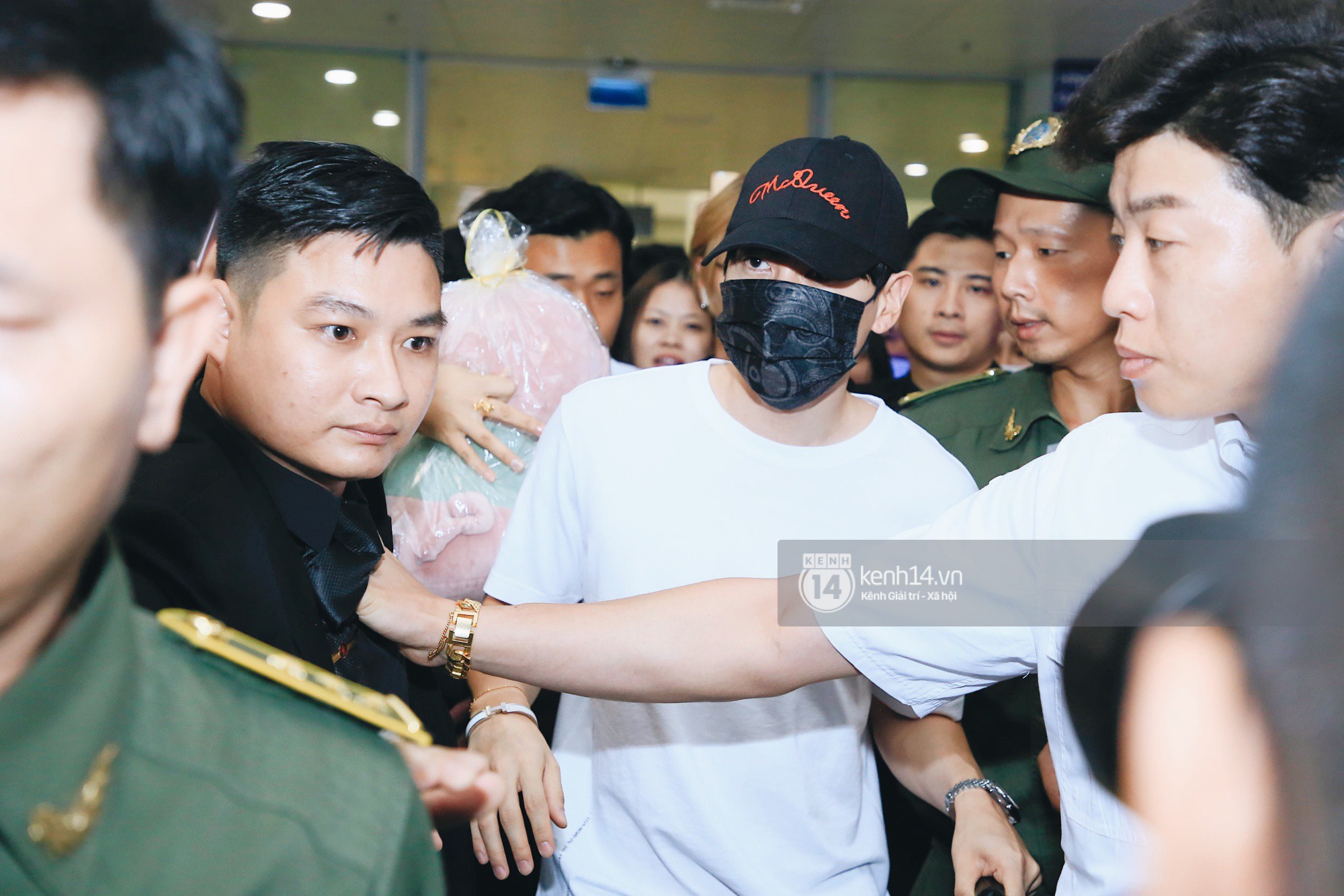 Eunhyuk và Leeteuk đều khá mệt mỏi, người đeo kính che mắt người bịt khẩu trang