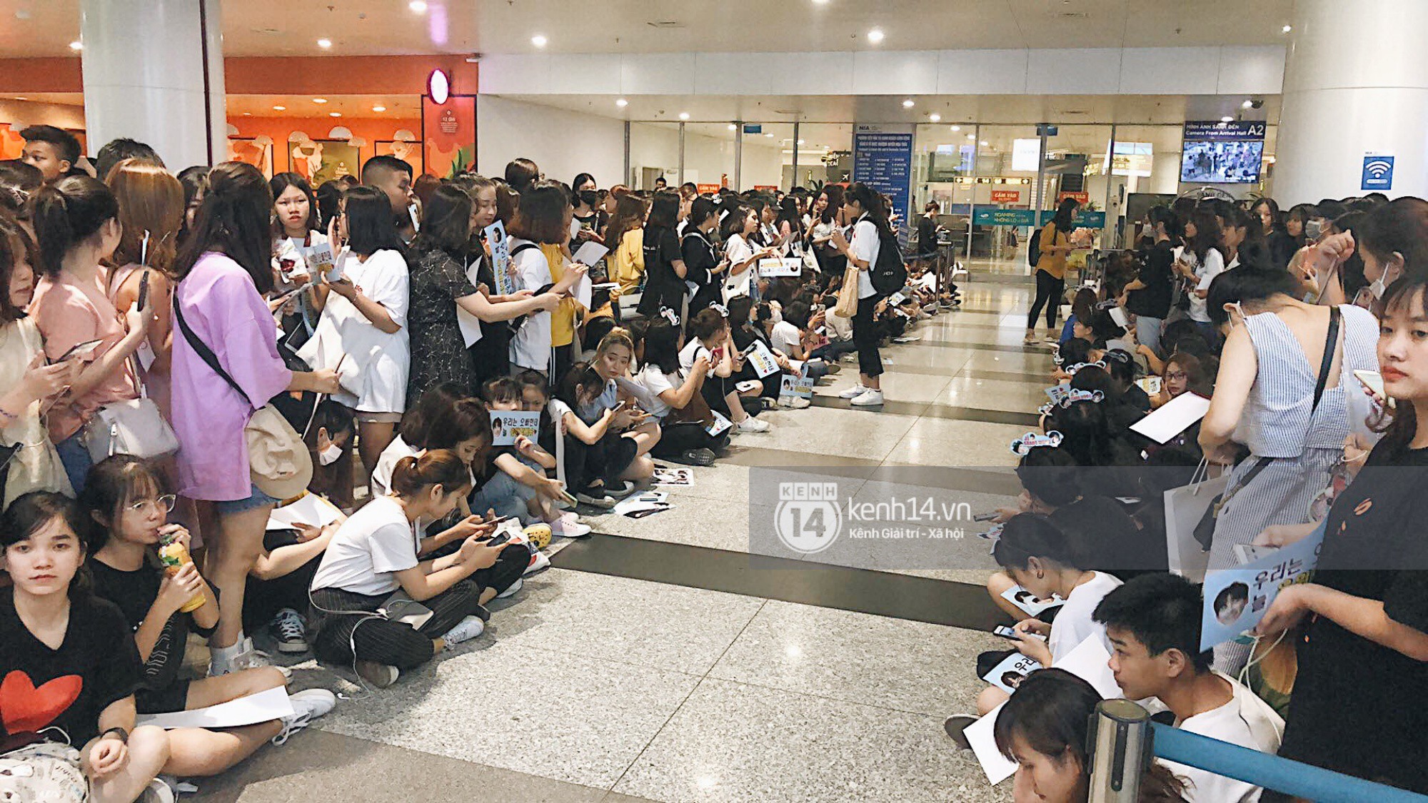 Khung cảnh fan đông không tưởng tại sân bay Nội Bài đón Ji Chang Wook và Super Junior