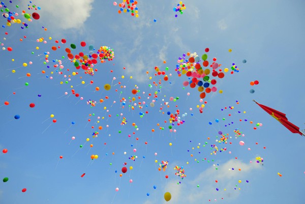 Mỗi năm, vào mùa khai giảng, các trường học thường có truyền thống thả bong bóng lên trời. Ảnh minh họa.