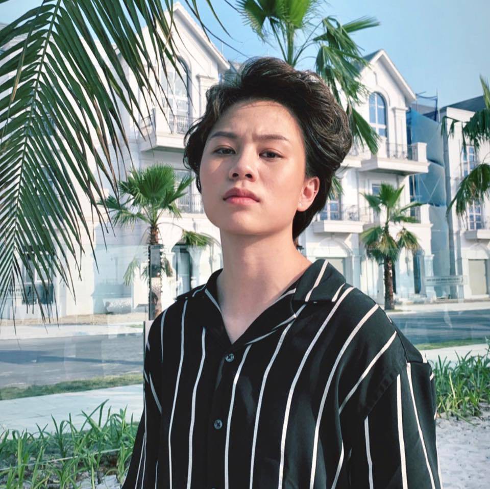 Ngoài đời, Ánh Dương được nhận xét là thân thiện, cởi mở và khiêm tốn.