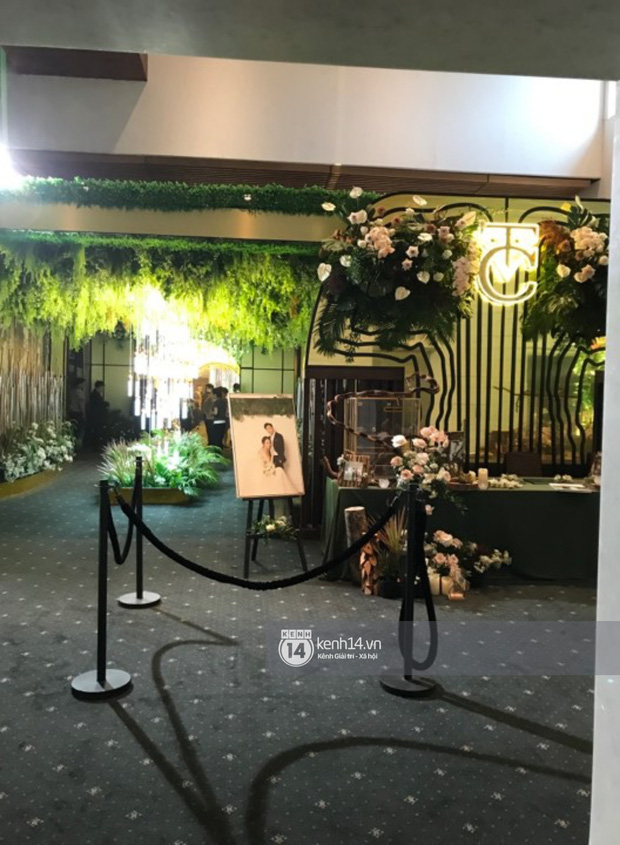 Không gian lễ cưới đang được hoàn tất những khâu cuối cùng.