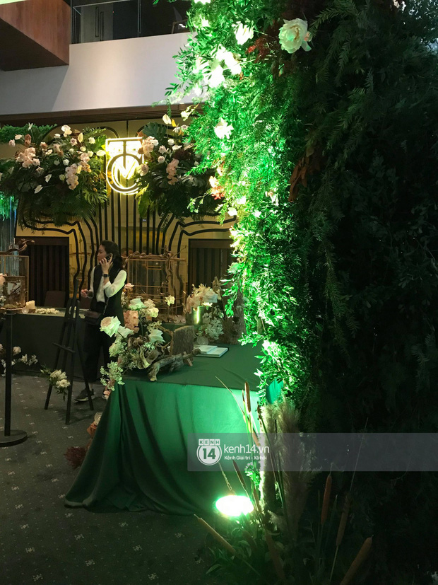 Một màu xanh lá phủ khắp khu vực phía ngoài lễ đường.