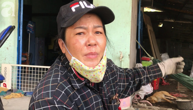 Chị sinh cho hay, mỗi ngày có cả trăm xe rác qua lại Quốc lộ 50, gây ô nhiễm khu dân cư ven đường.