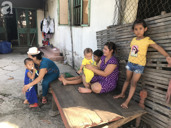 Người dân sống gần tuyến đường dẫn vào bãi rác Đa Phước bất lực bởi mùi hôi thối của xe rác.