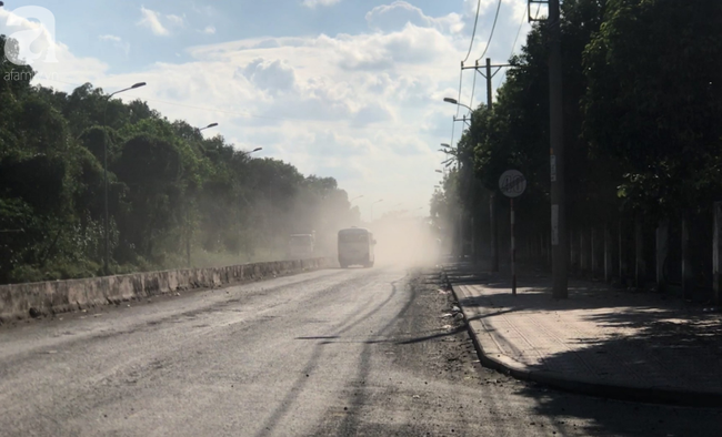 Mùi hôi thối cùng với khói bụi do xe rác di chuyển thường xuyên khiến cuộc sống người dân đảo lộn.