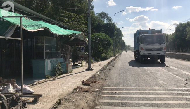 Nhiều quán ven đường phải đóng cửa sớm hoặc bị ế ẩm do mùi hôi và bụi từ xe rác.