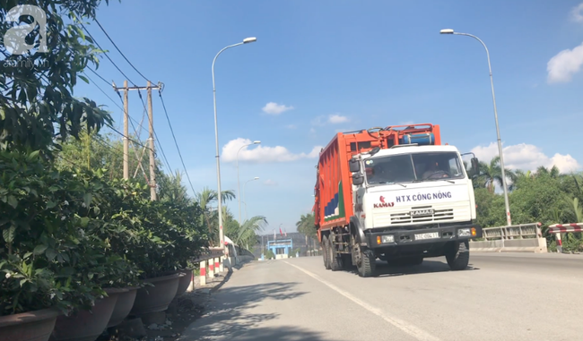 Mỗi ngày có hàng trăm xe rác ra vào khu xử lý rác thải Đa Phước.