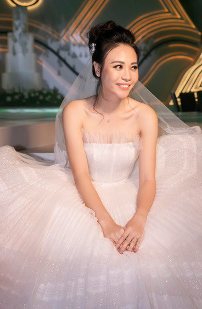Cô dâu Đàm Thu Trang e ấp trong chiếc váy cưới trắng