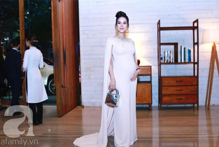 Diệp Lâm Anh khệ nệ bùng bầu tới chúc mừng đám cưới bạn thân