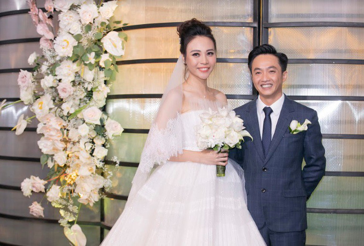 Cô dâu Đàm Thu Trang xuất hiện e ấp bên chú rể Cường Đô La