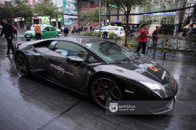 Các siêu xe đắt giá bắt đầu lần lượt tới khu vực tổ chức tiệc cưới.