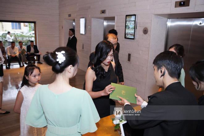 Các khách mời đều phải đưa thiệp mời và kiểm tra cẩn thận thông tin trước khi vào thang máy lên khu vực lễ cưới.
