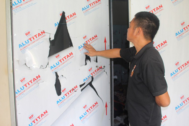 Cánh cửa ngăn từ gian ngoài vào bên trong của phòng trọ bị đâm, chém nhiều nhát