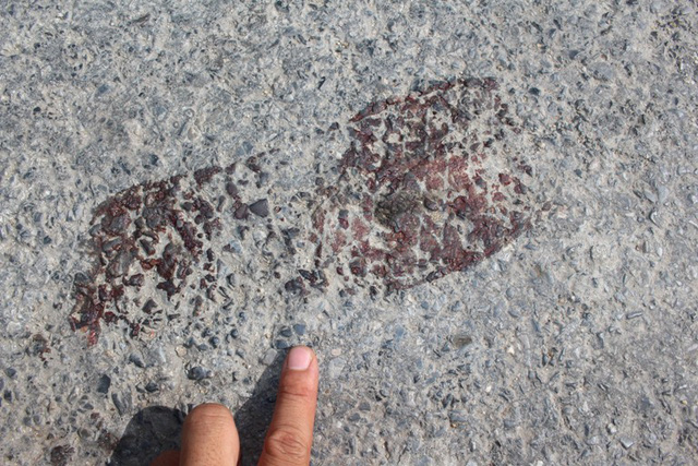 Vết máu khô tại khu vực trước cửa phòng trọ