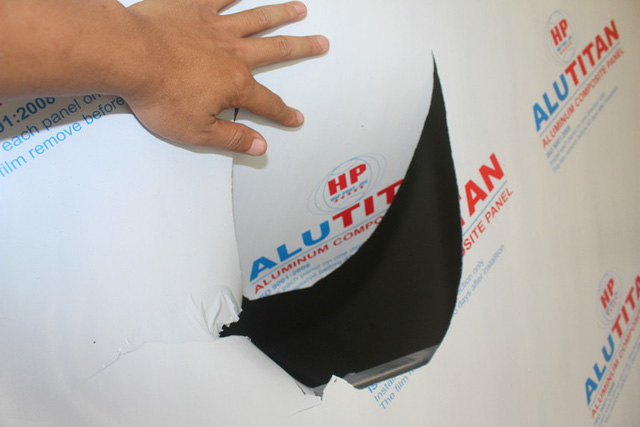 Vết đâm chém trên chiếc cửa ngăn từ gian ngoài vào bên trong