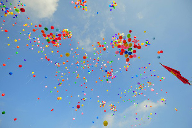 Mỗi năm, vào mùa khai giảng, các trường học thường có truyền thống thả bong bóng lên trời. Ảnh minh họa.